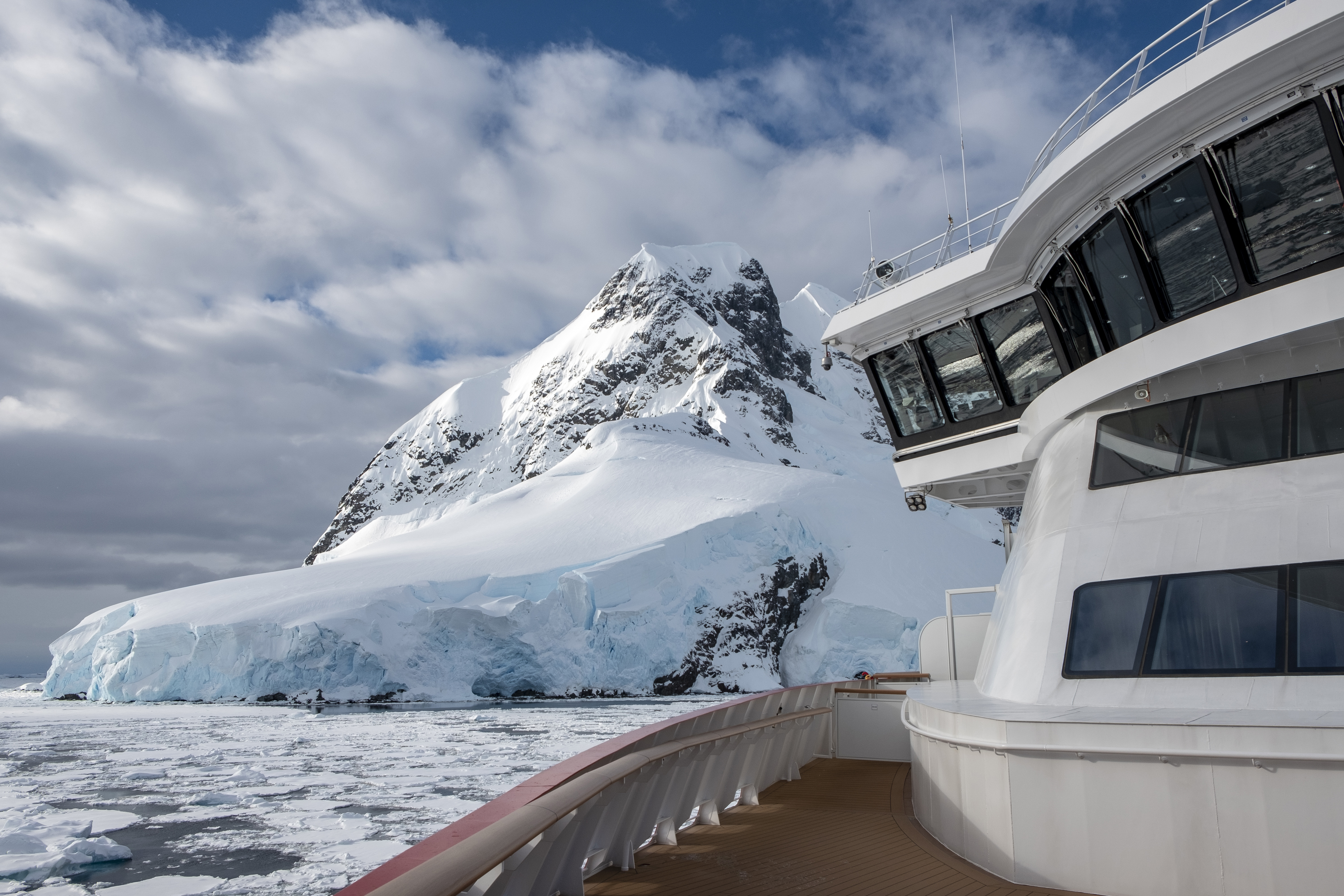 Hurigruten - Outdoor deck 1.jpg